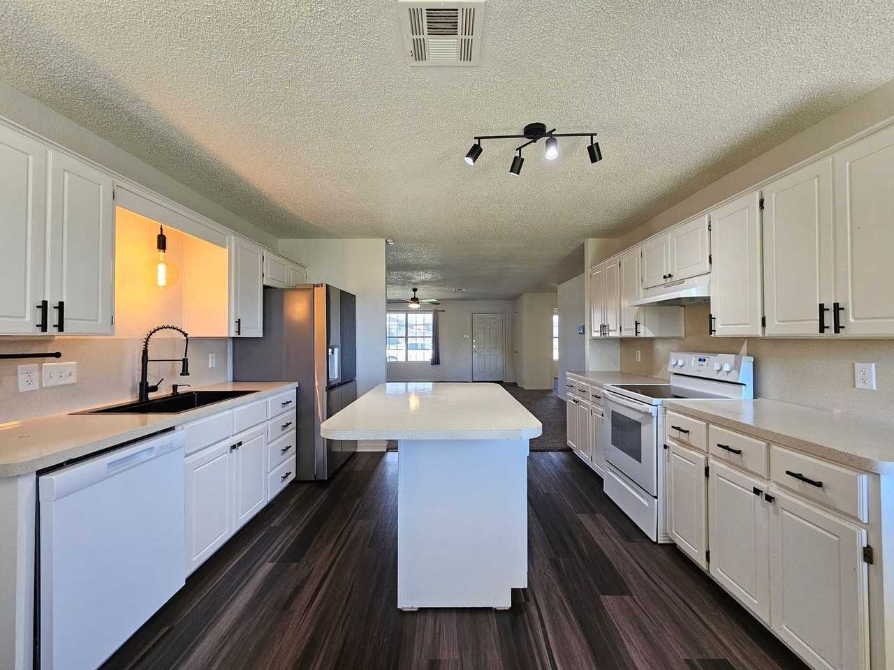 3011 Tom Lockett Dr - Photo 2 of 17