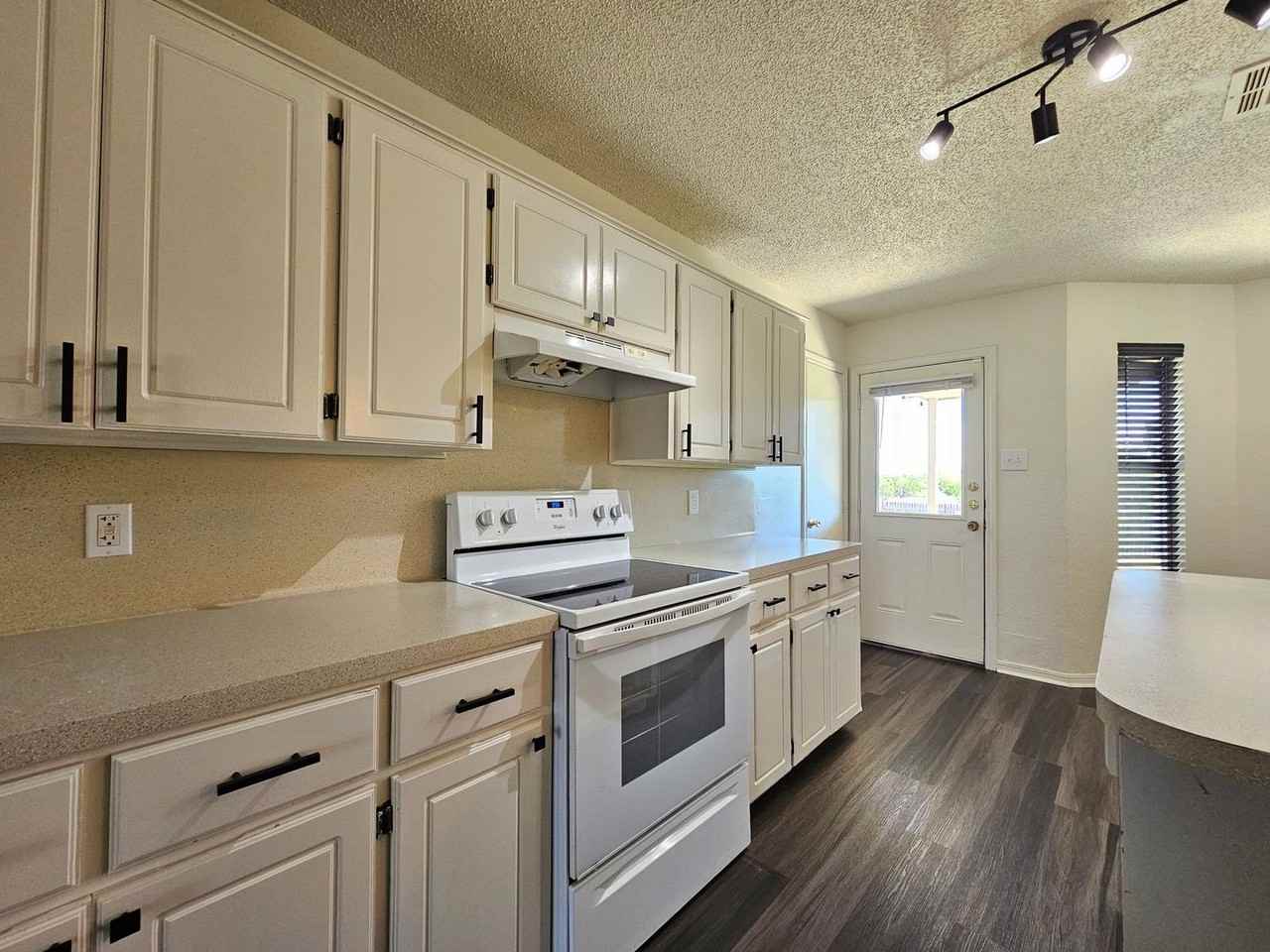 3011 Tom Lockett Dr - Photo 3 of 17