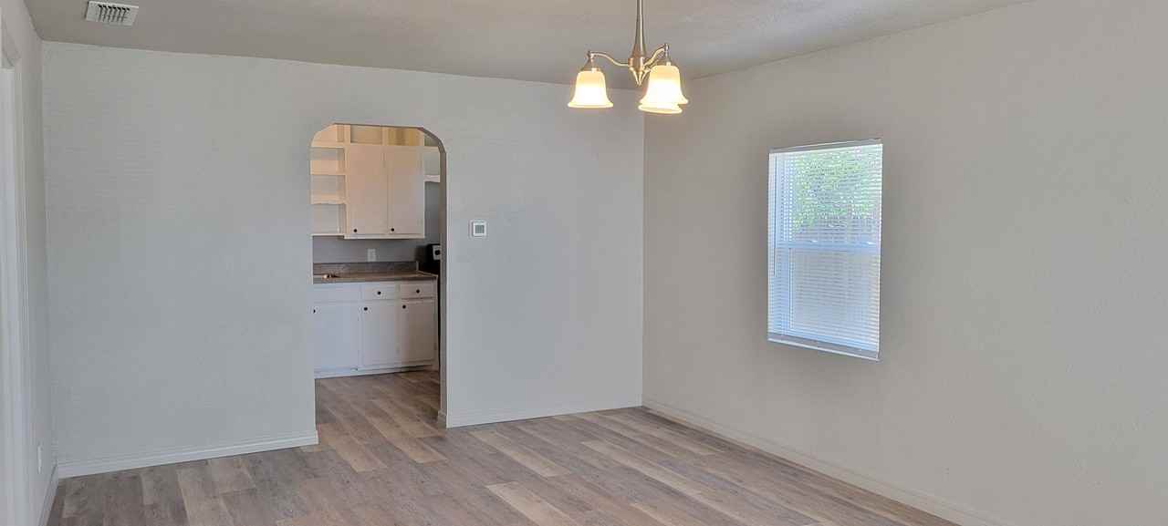 805 S Avenue C - Photo 3 of 17