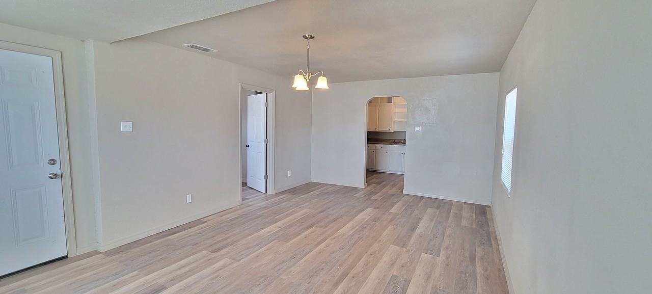805 S Avenue C - Photo 4 of 17