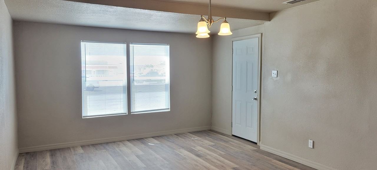 805 S Avenue C - Photo 5 of 17