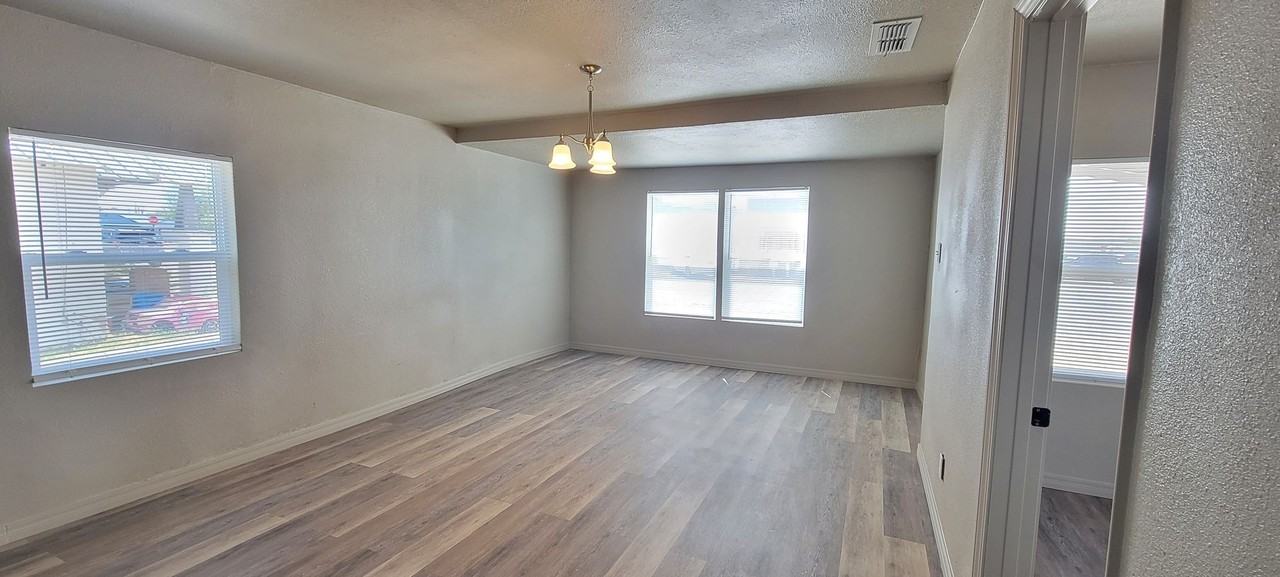 805 S Avenue C - Photo 6 of 17