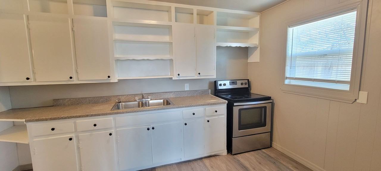 805 S Avenue C - Photo 7 of 17