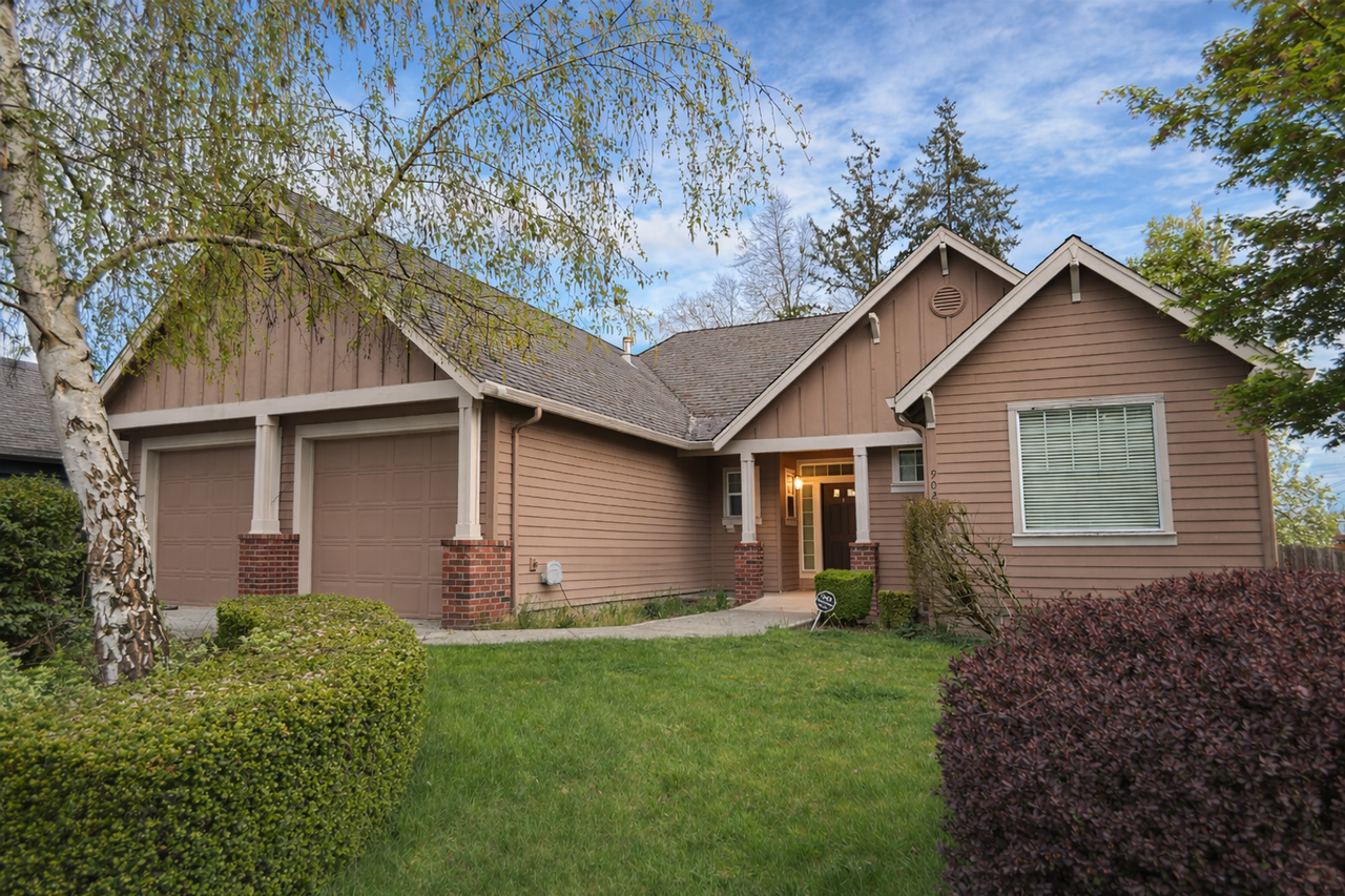 902 Nw 96th Cir