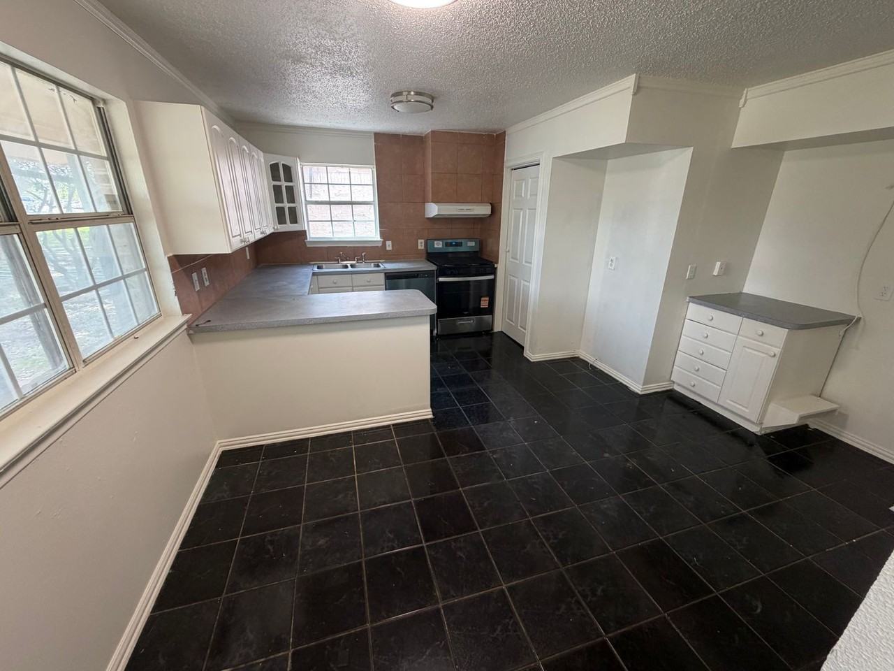 2121 Bowie Dr - Photo 3 of 14