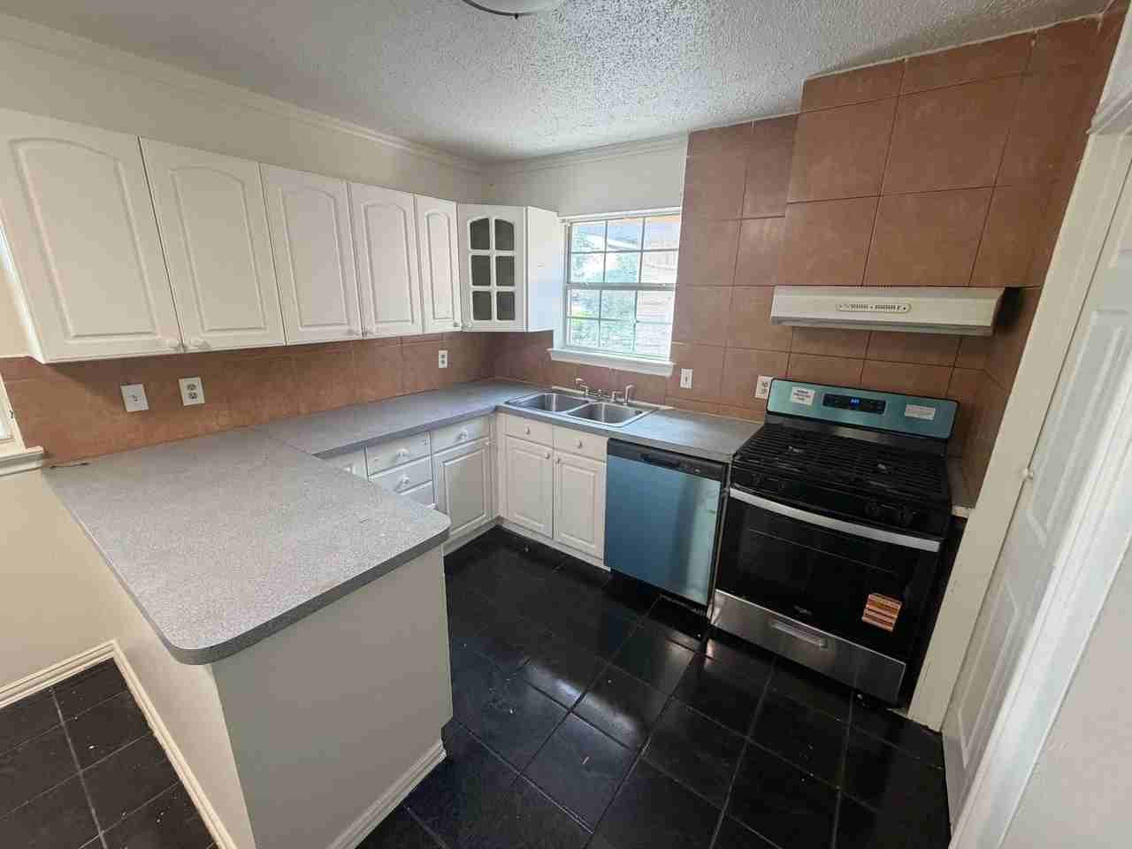 2121 Bowie Dr - Photo 4 of 14