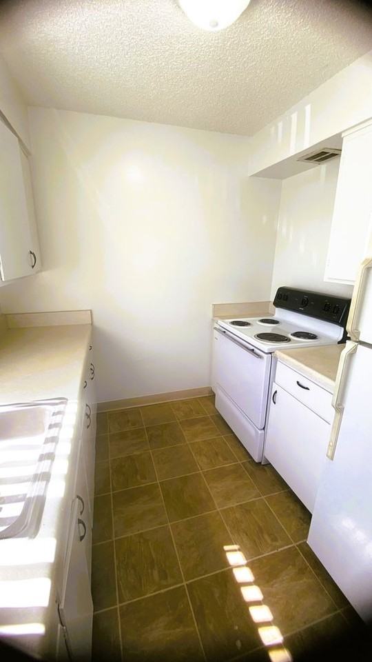 1746 Kidder Ave - Photo 5 of 16