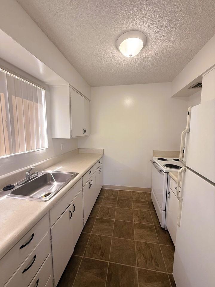 1746 Kidder Ave - Photo 7 of 16