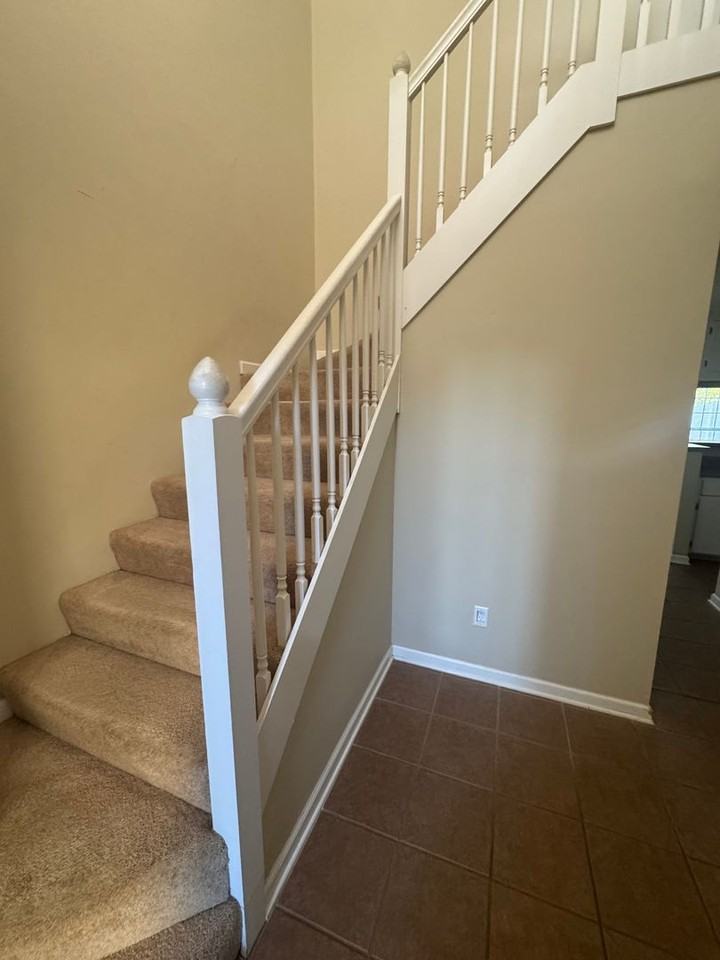 119 Winthrope Ln - Photo 2 of 15