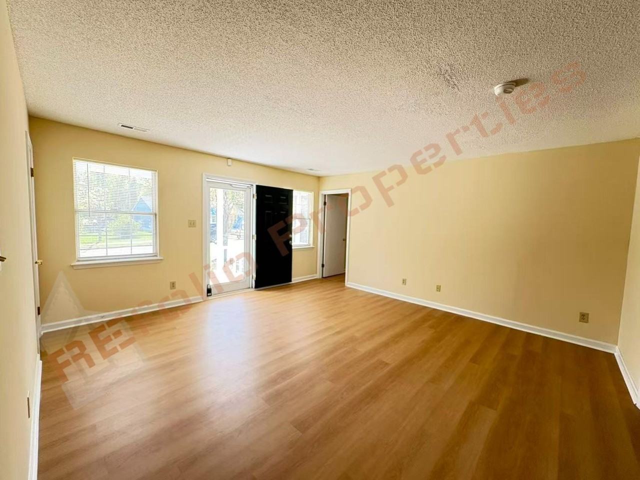 703 Larchwood Dr - Photo 4 of 20