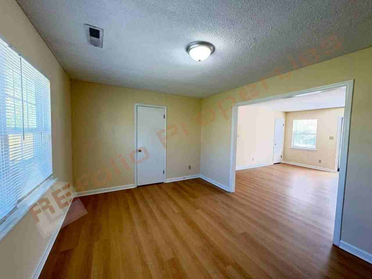 703 Larchwood Dr - Photo 7 of 20