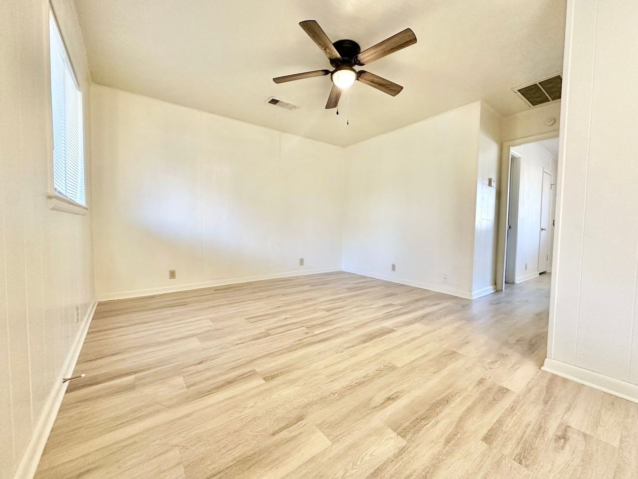 419 W Sycamore Street - Photo 7 of 19