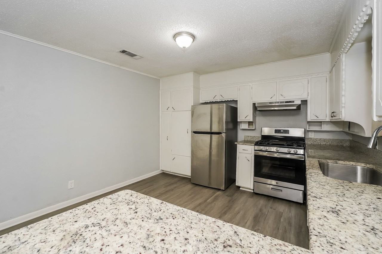 3429 Falcon Dr - Photo 4 of 15