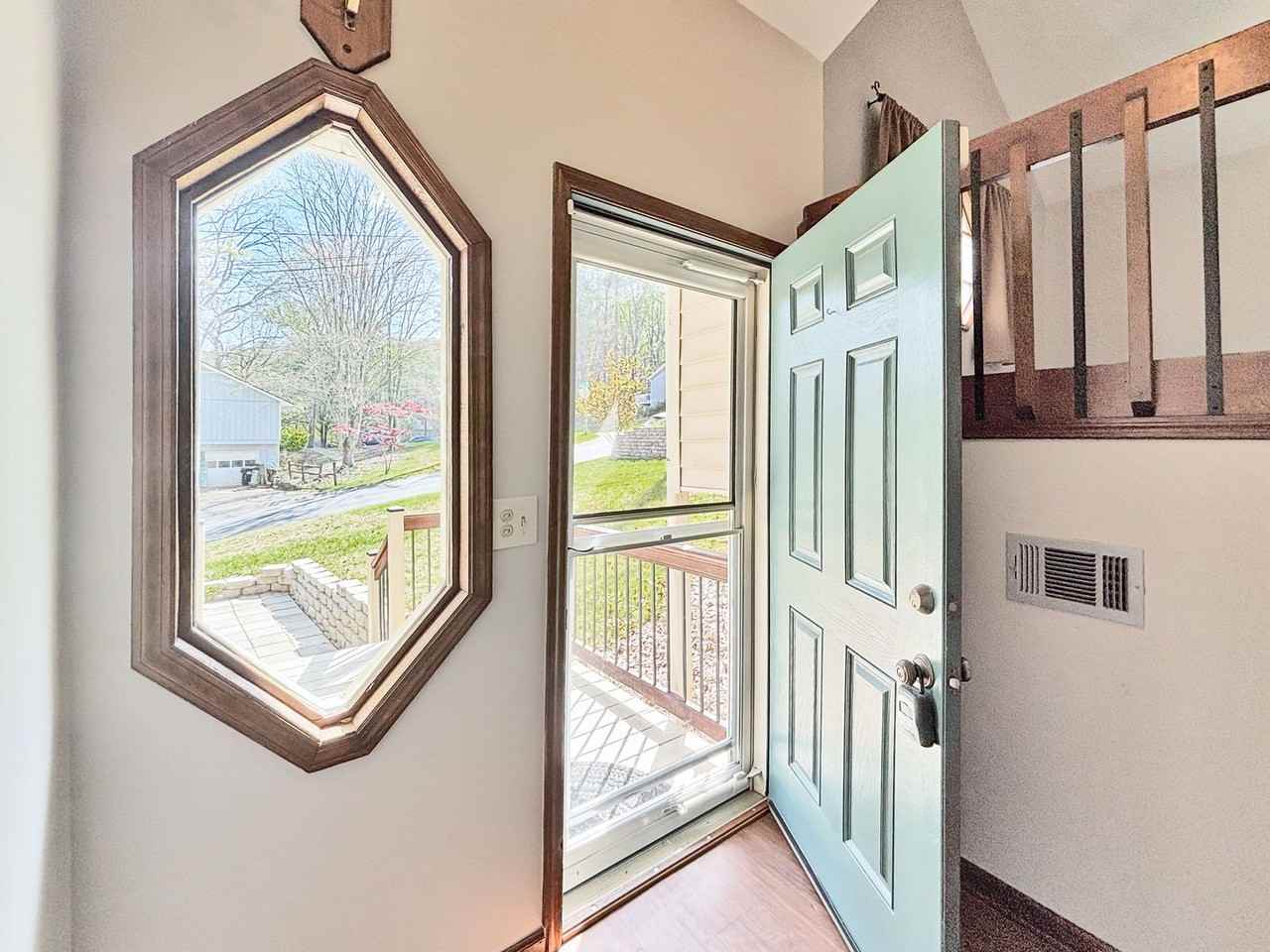 4476 Calumet Dr Nw - Photo 5 of 33