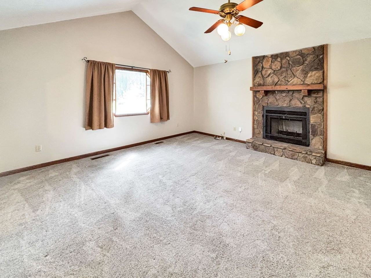 4476 Calumet Dr Nw - Photo 6 of 33