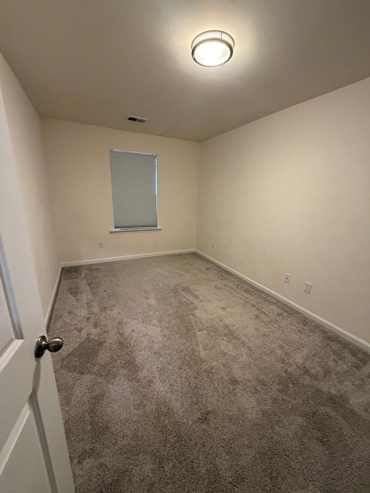 419 Trotters Ln - Photo 4 of 21