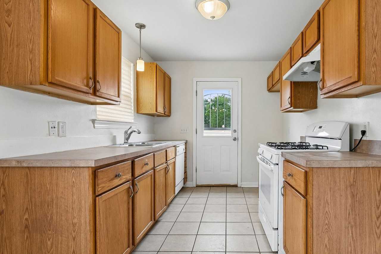 3531 Adrian St - Photo 4 of 11