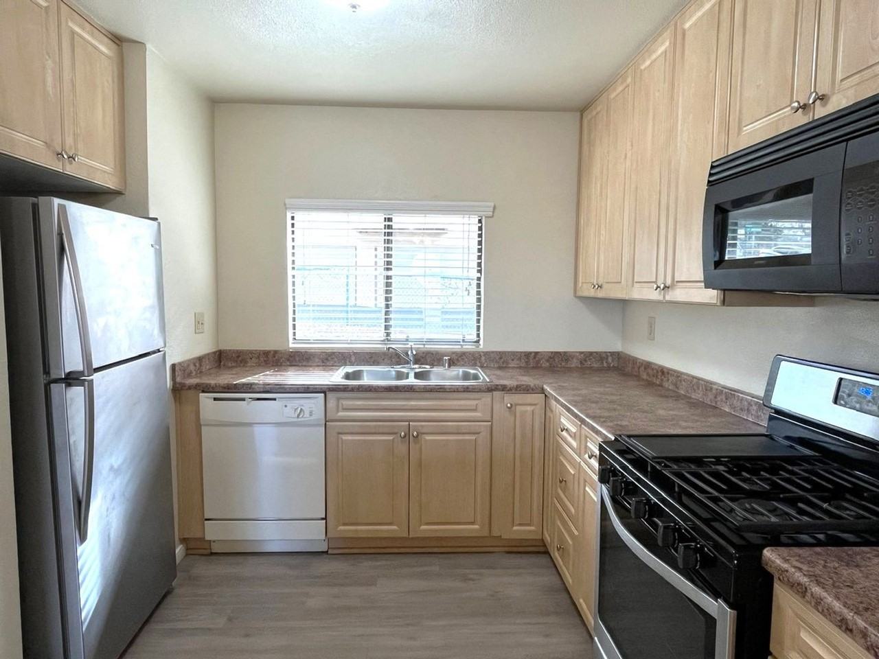 10793 Riderwood Ter Unit B - Photo 3 of 24