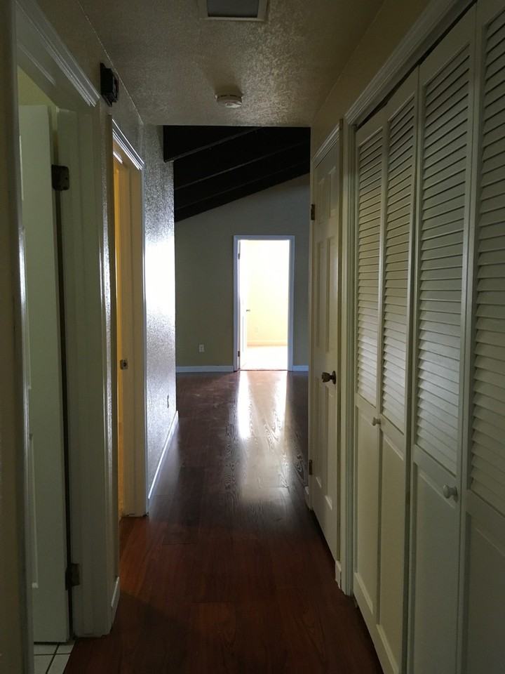 4985 Valley Hi Dr - Photo 6 of 10