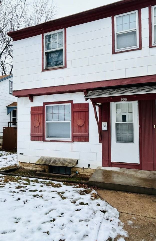 228 W Chestnut St - Photo 2 of 19