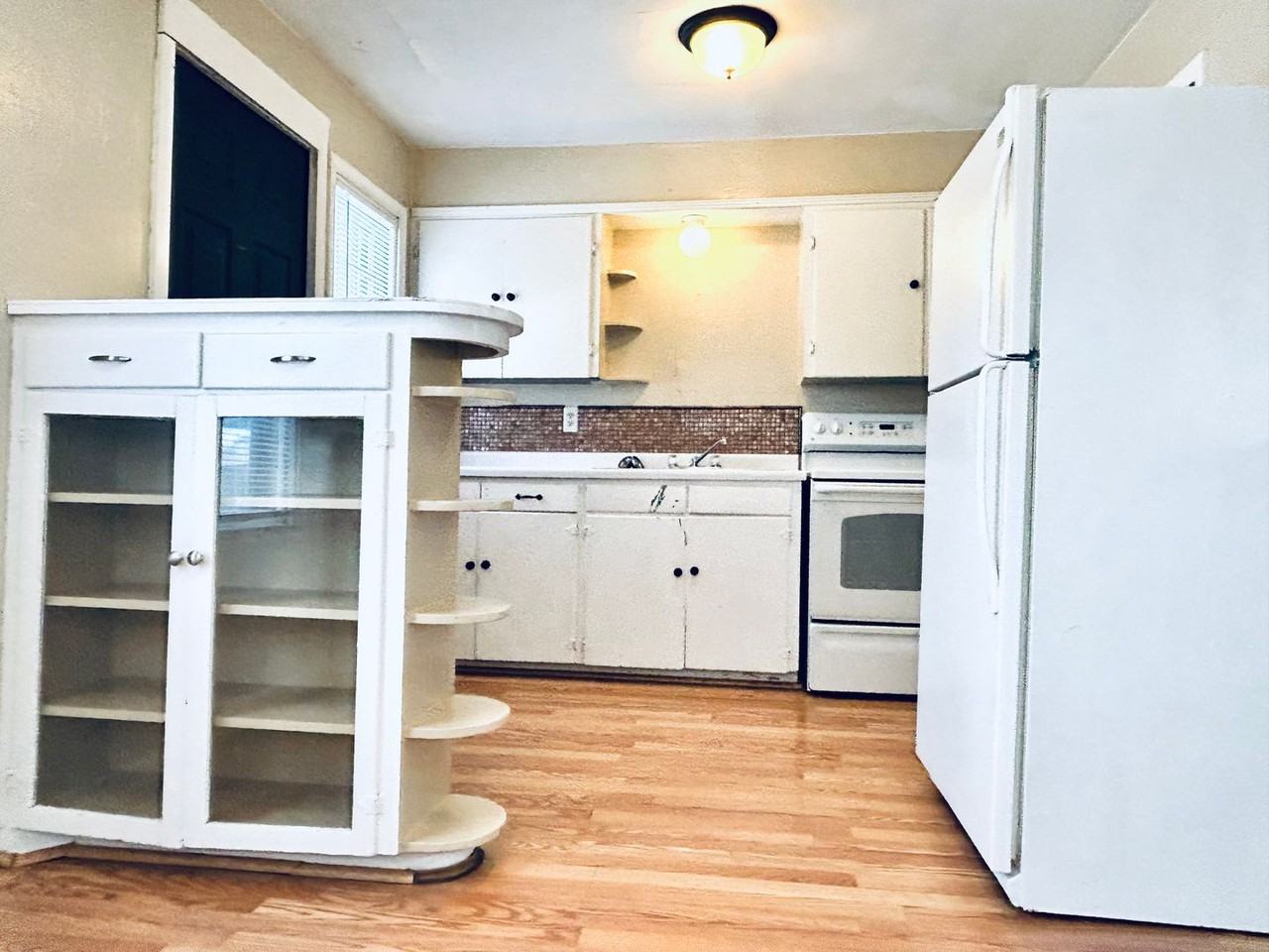 228 W Chestnut St - Photo 7 of 19