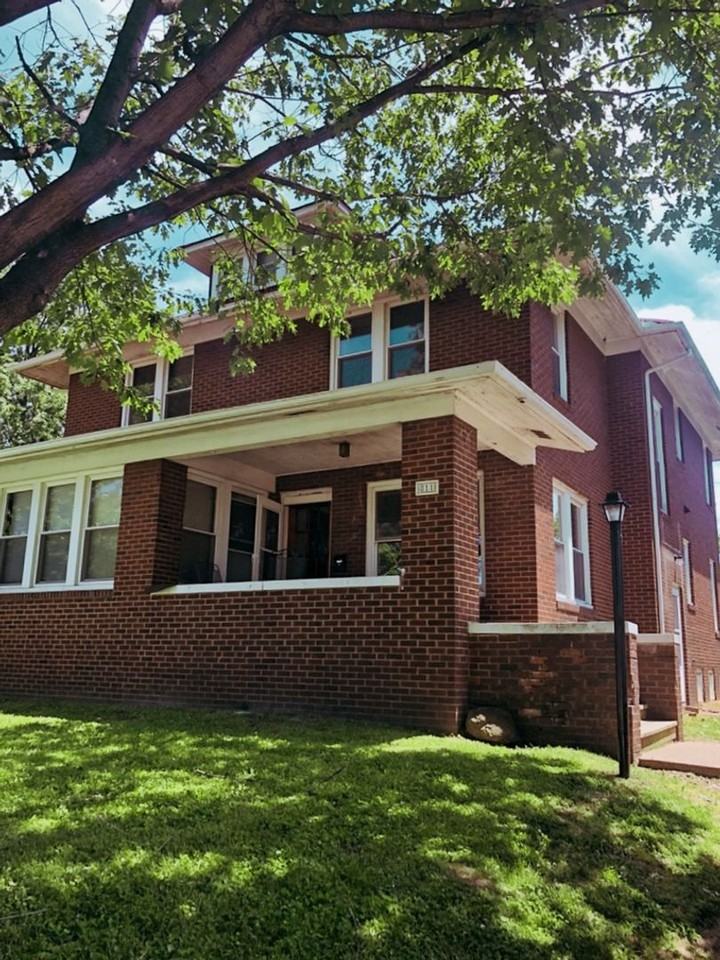 811 W Adams St - Photo 2 of 18