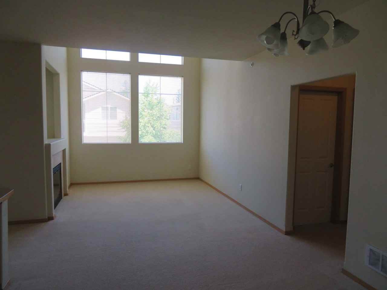 1925 Garry Oaks Ave Unit C - Photo 2 of 8