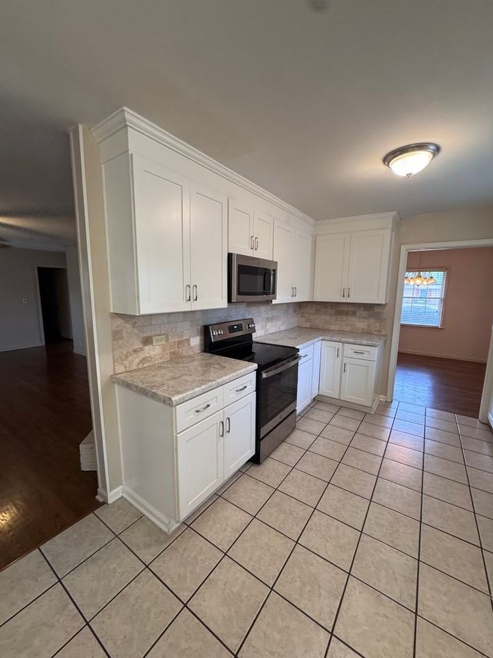 572 Farmington Rd - Photo 4 of 20