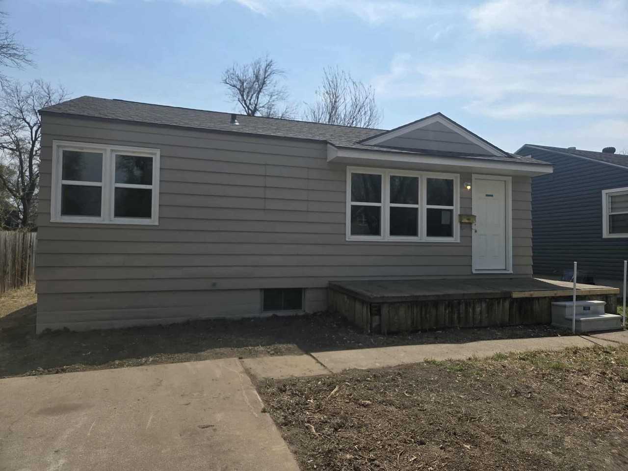 319 W Elm St - Photo 2 of 12