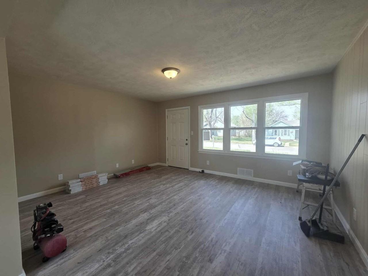 319 W Elm St - Photo 3 of 12