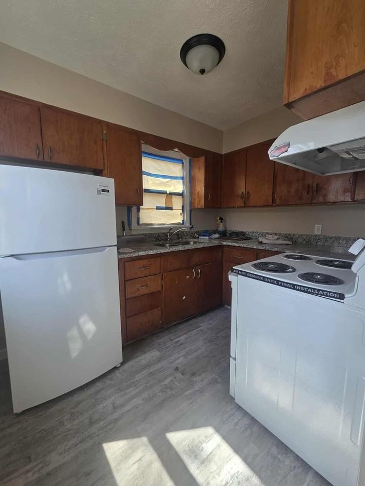 319 W Elm St - Photo 4 of 12