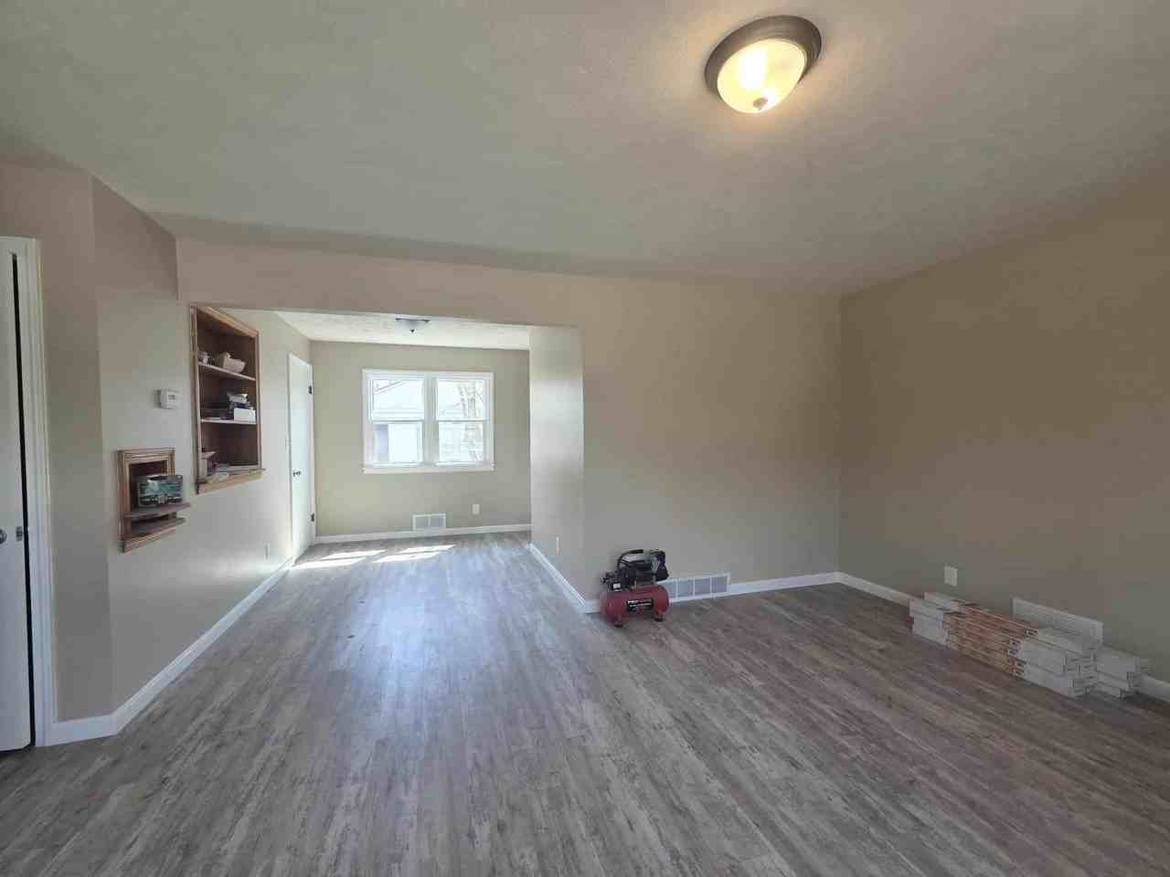 319 W Elm St - Photo 5 of 12