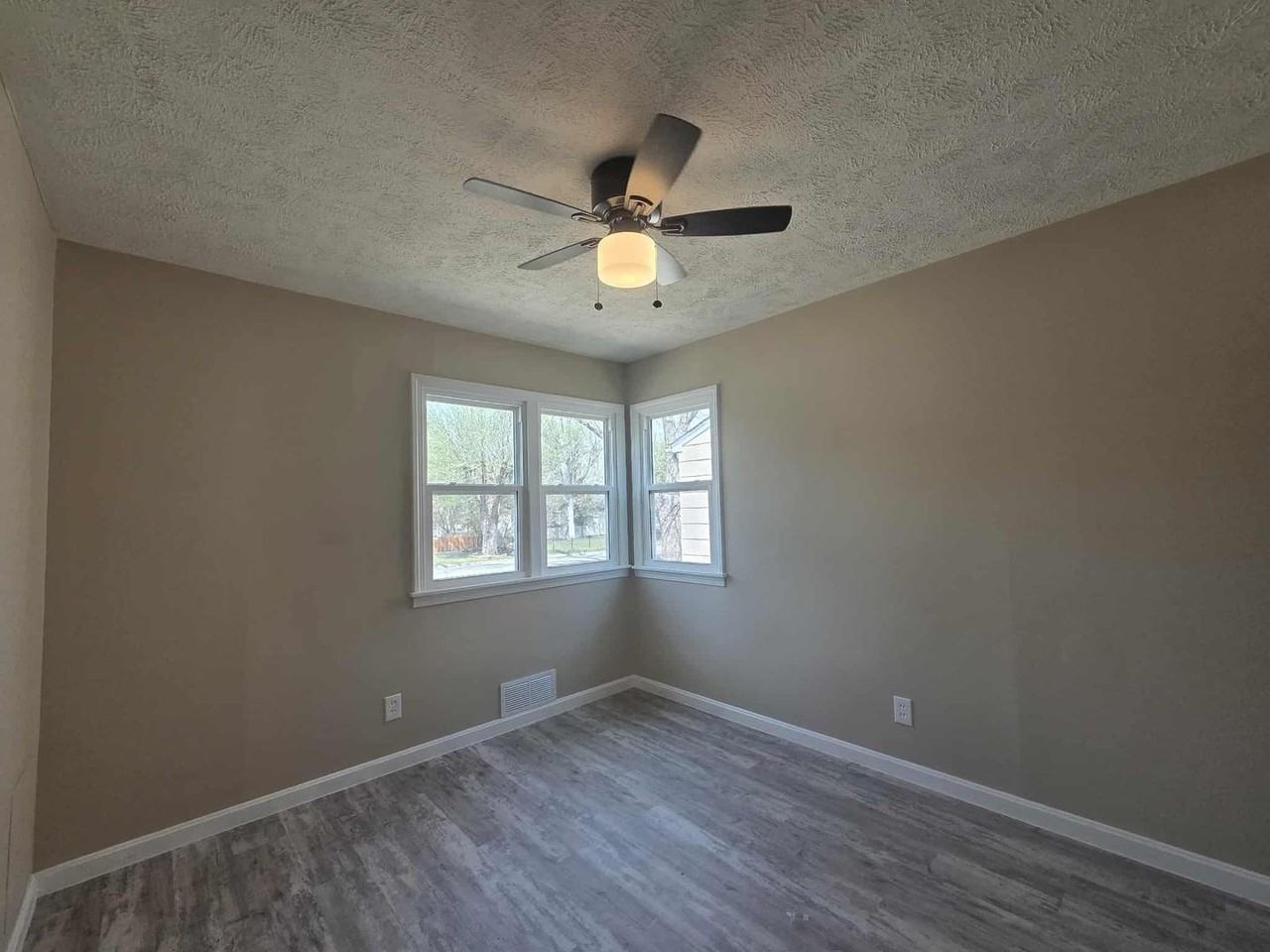 319 W Elm St - Photo 7 of 12