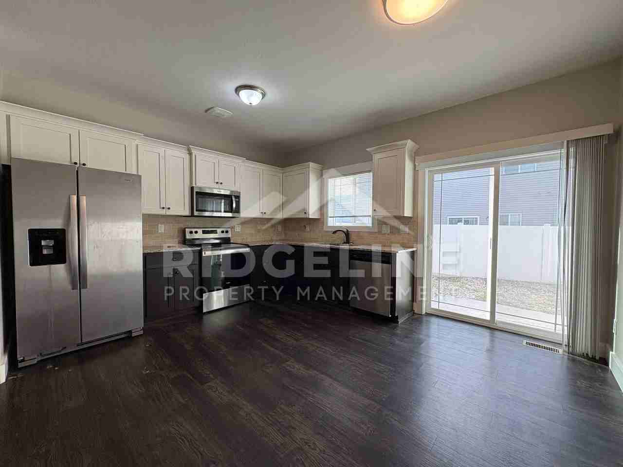 664 S Saturn Ave - Photo 3 of 9