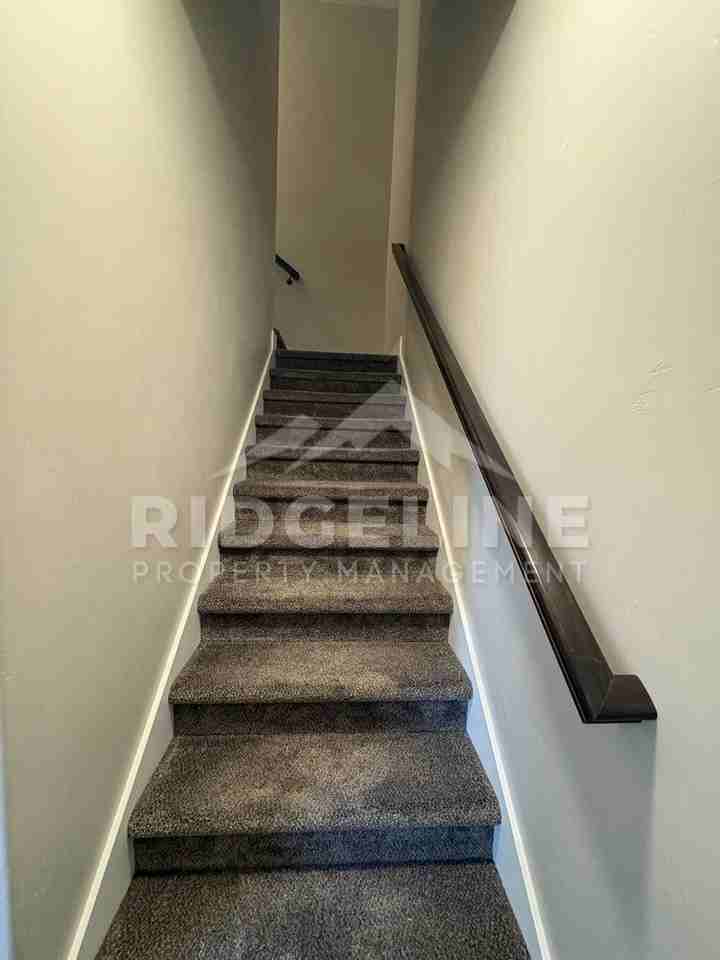 664 S Saturn Ave - Photo 4 of 9