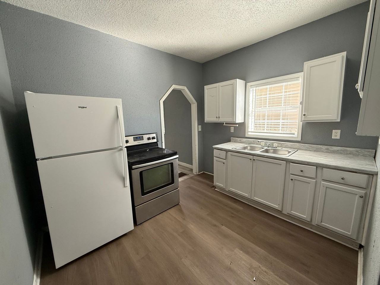 411 S Yale Ave - Photo 4 of 6