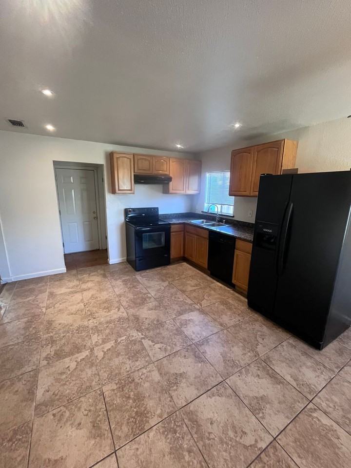 5333 North Pkwy - Photo 2 of 11