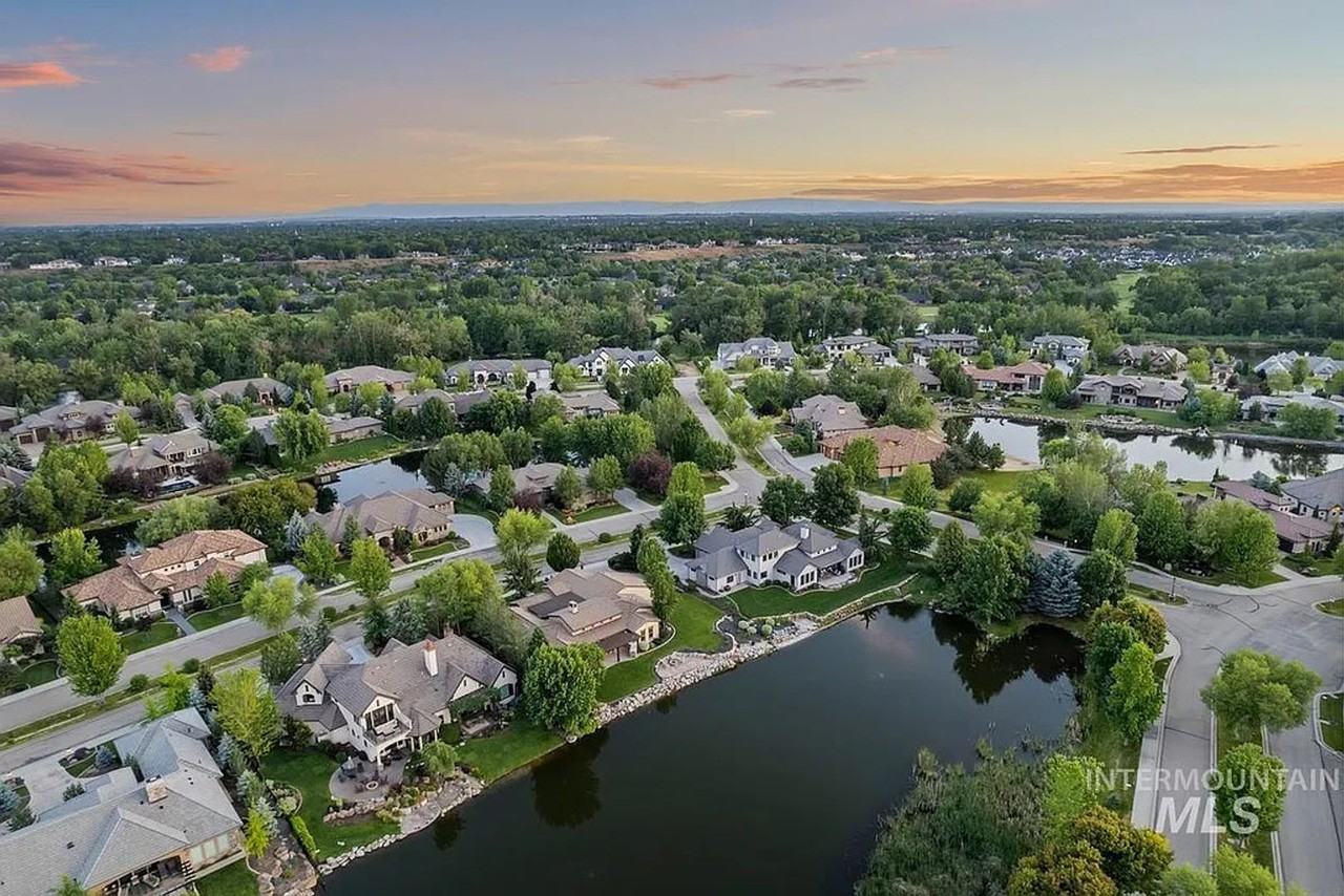 966 W Watersford Dr - Photo 3 of 50