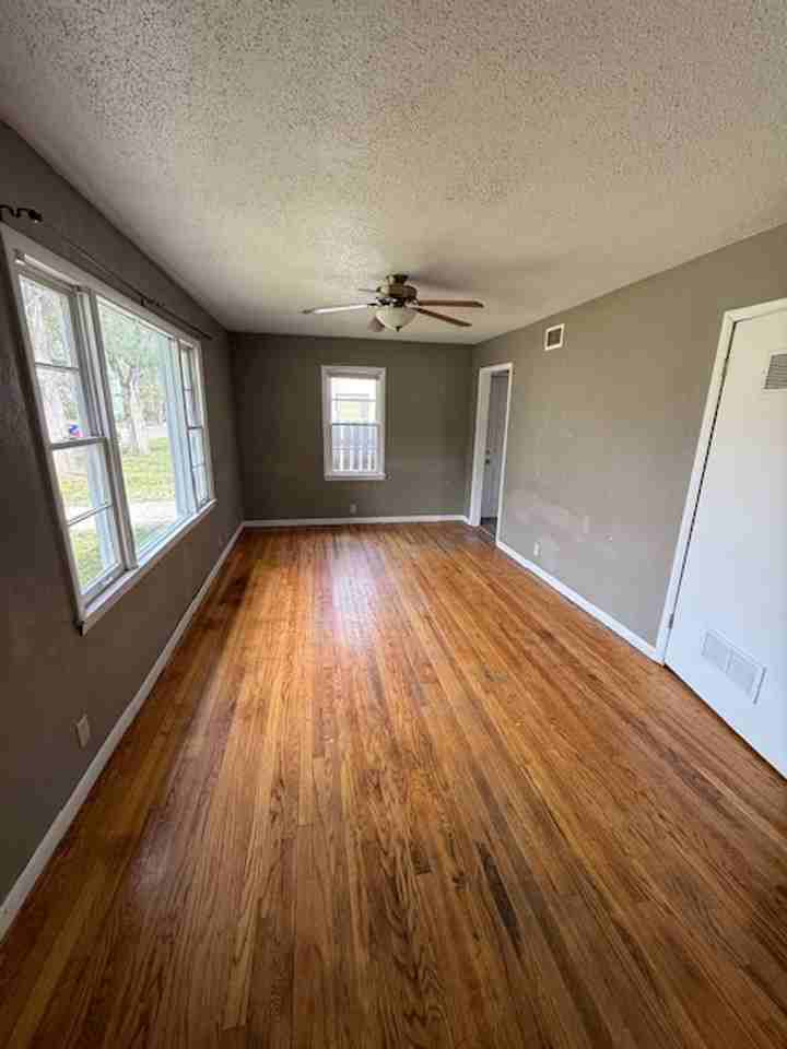 1401 N Eisenhower Dr - Photo 2 of 9