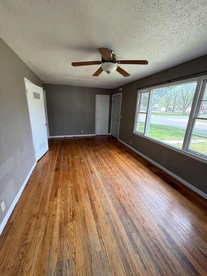 1401 N Eisenhower Dr - Photo 3 of 9