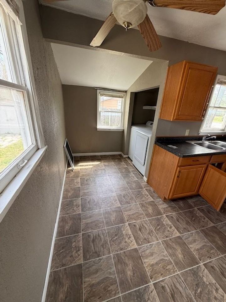 1401 N Eisenhower Dr - Photo 4 of 9