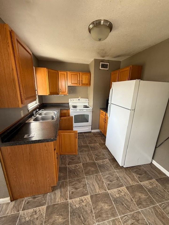 1401 N Eisenhower Dr - Photo 5 of 9