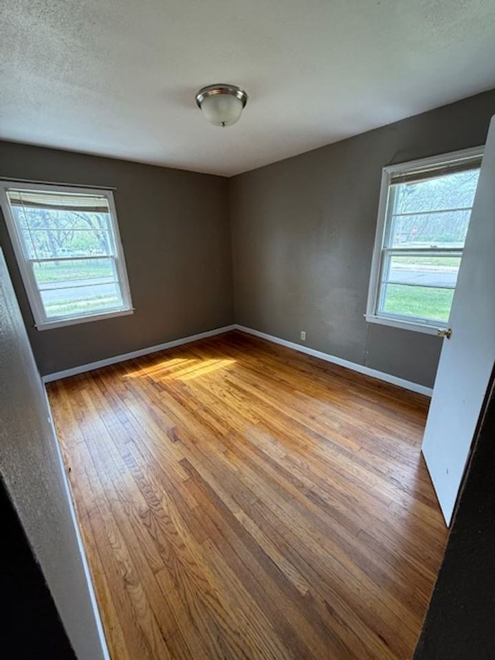 1401 N Eisenhower Dr - Photo 6 of 9