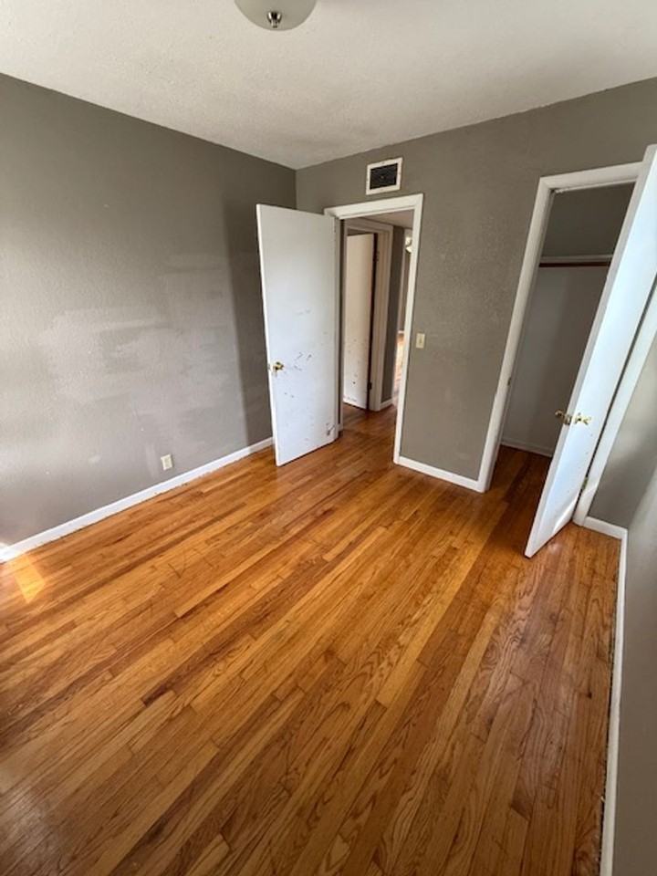 1401 N Eisenhower Dr - Photo 7 of 9