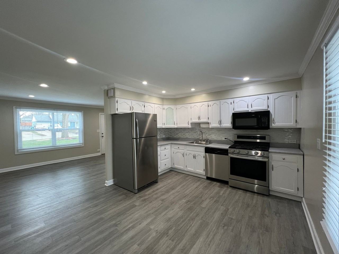 206 Raupp Blvd - Photo 7 of 43