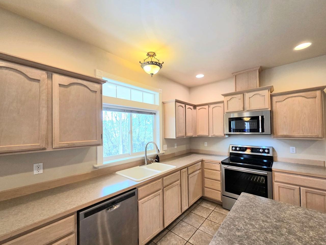 6005 Sunset Hwy - Photo 4 of 37