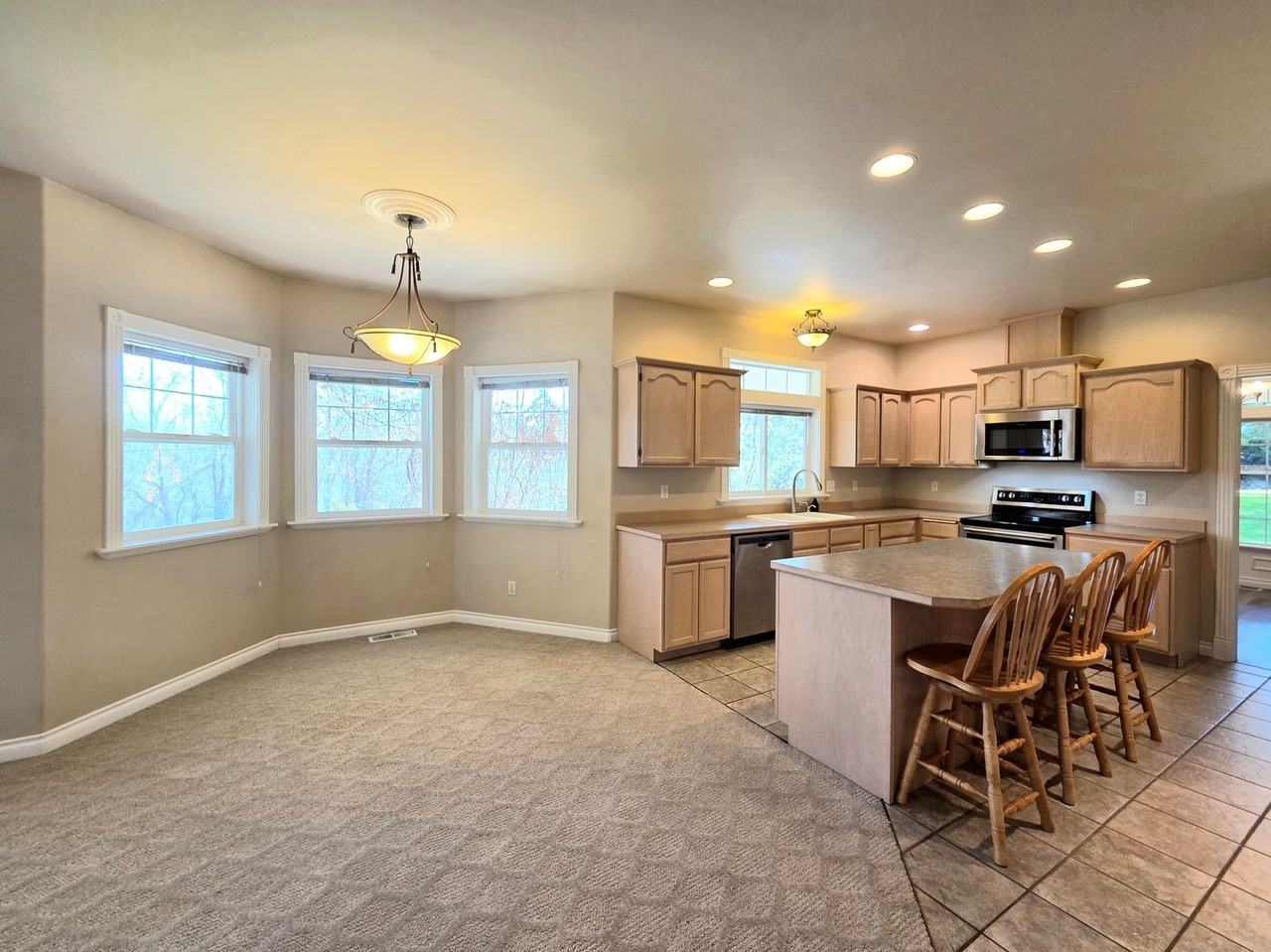 6005 Sunset Hwy - Photo 5 of 37