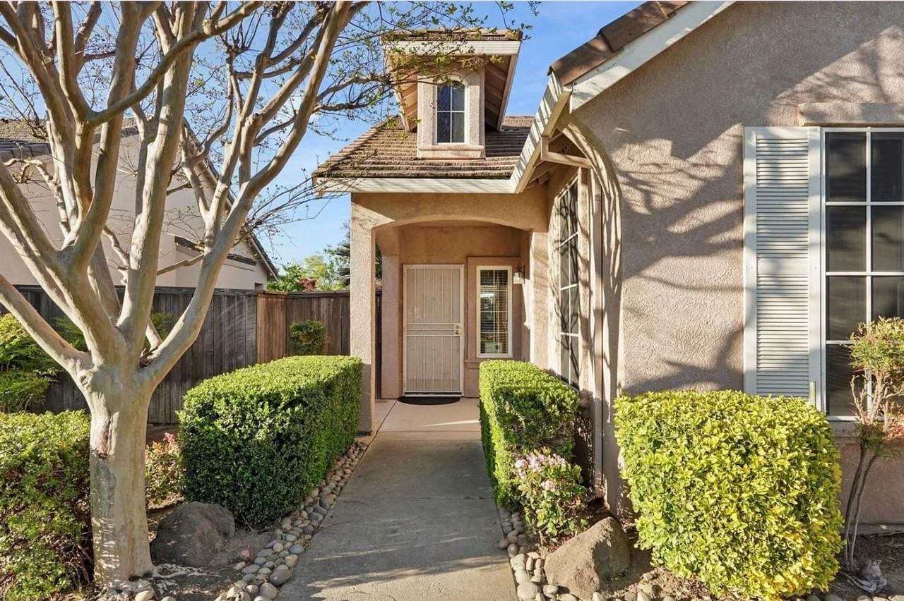 1911 Lexington Dr - Photo 2 of 30