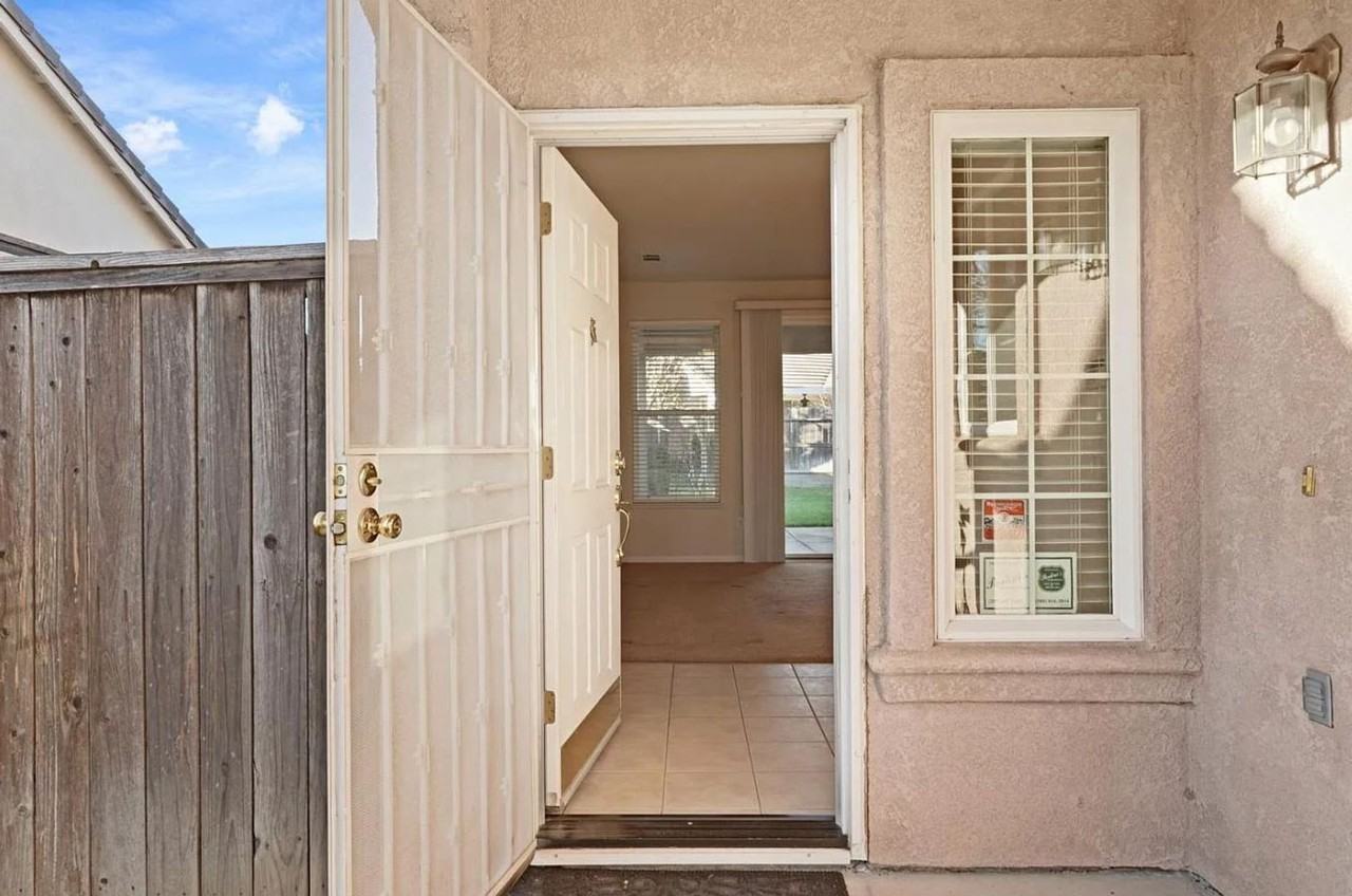 1911 Lexington Dr - Photo 3 of 30