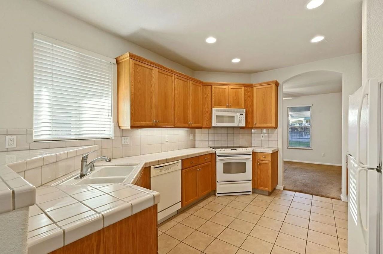 1911 Lexington Dr - Photo 4 of 32